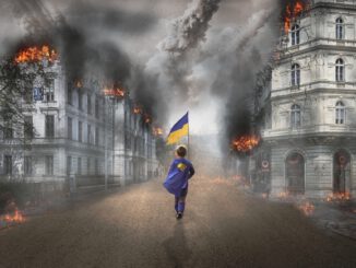 Symbolbild-Ukraine im Krieg. Brennende Stadt und Kind mit Nationalflagge